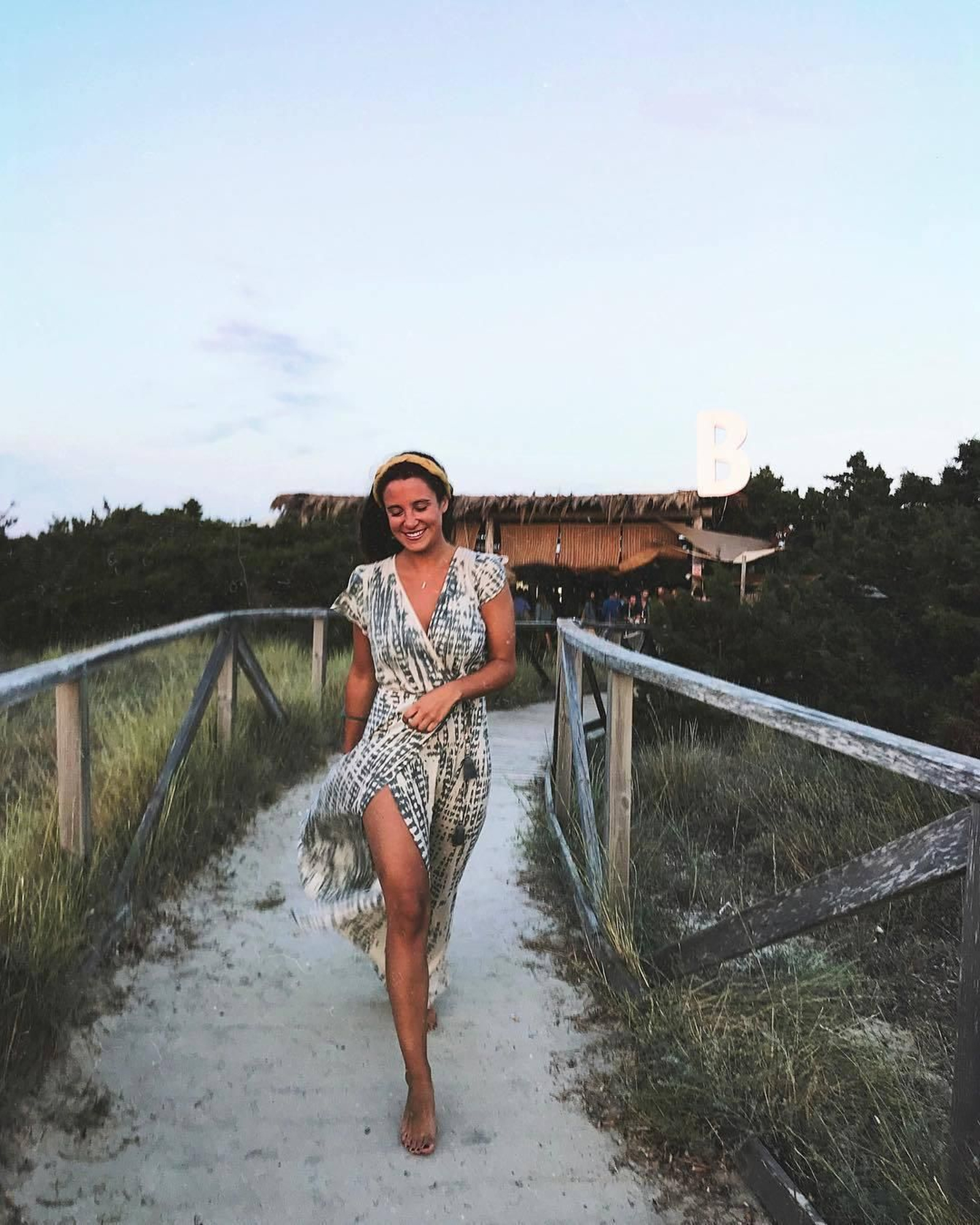 Marta Pombo también disfruta del mar en la playa del Beso, en Formentera, y lo hace con este ideal vestido con aberturas de Melé Beach.