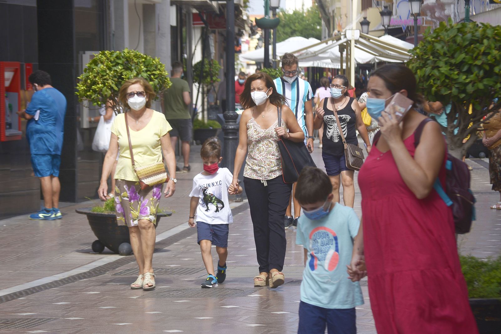 Imágenes del primer día de obligatoriedad de las mascarillas en La Linea.