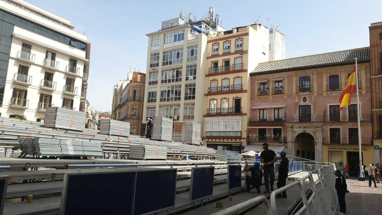Comienzan a montar la tribuna de Semana Santa en la plaza de la Constitución