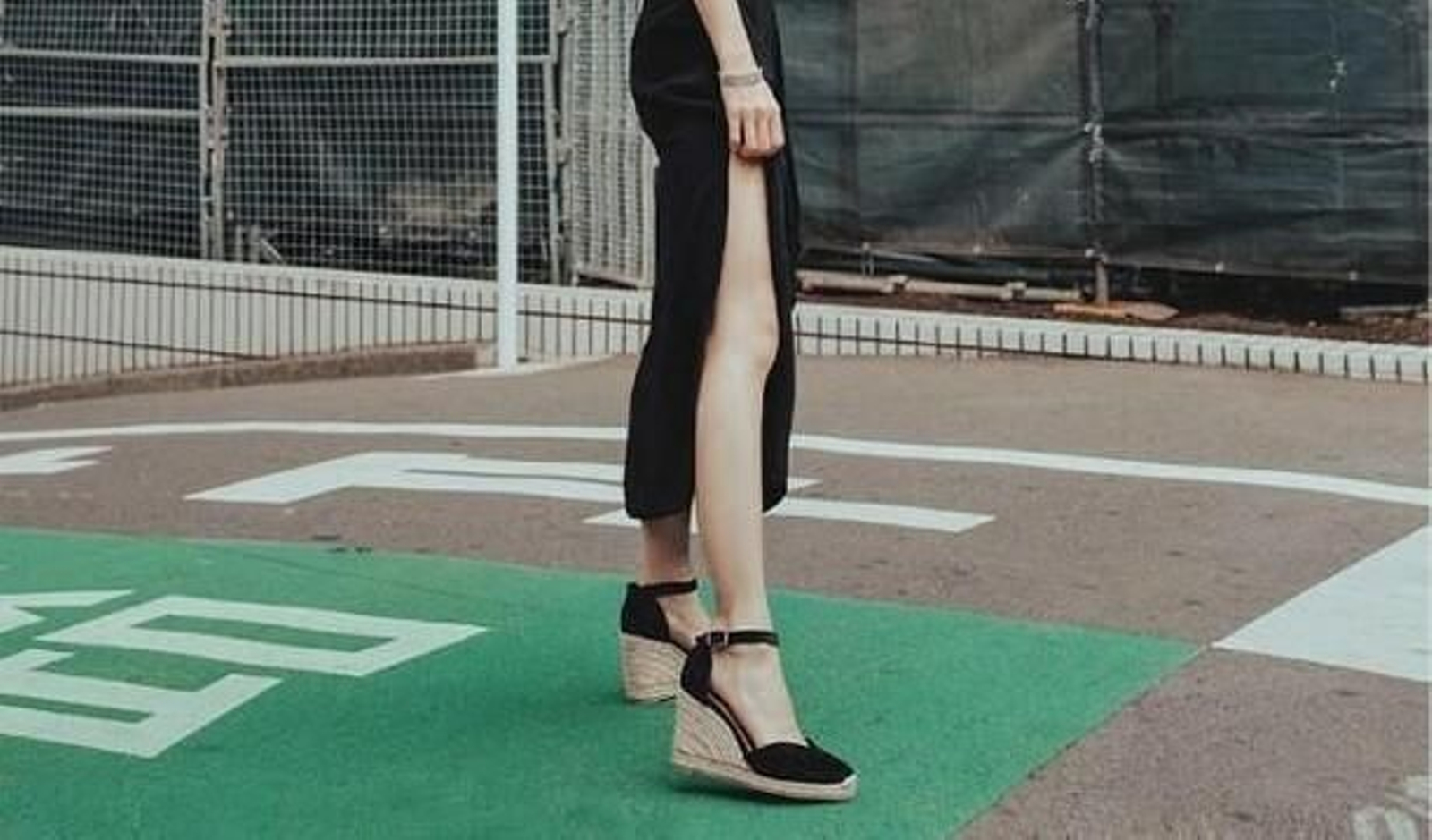 Cuñas de esparto, el calzado ideal para flamenca, mas de moda que nunca