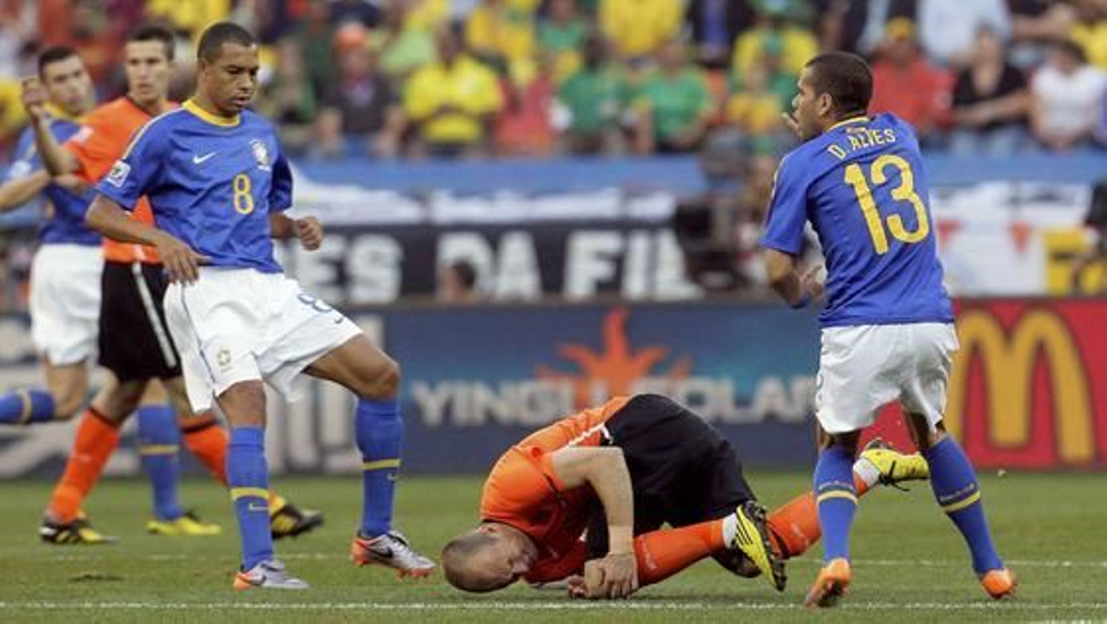 Holanda da la sorpresa y se mete en semifinales dejando fuera a Brasil en cuartos de final. / Reuters