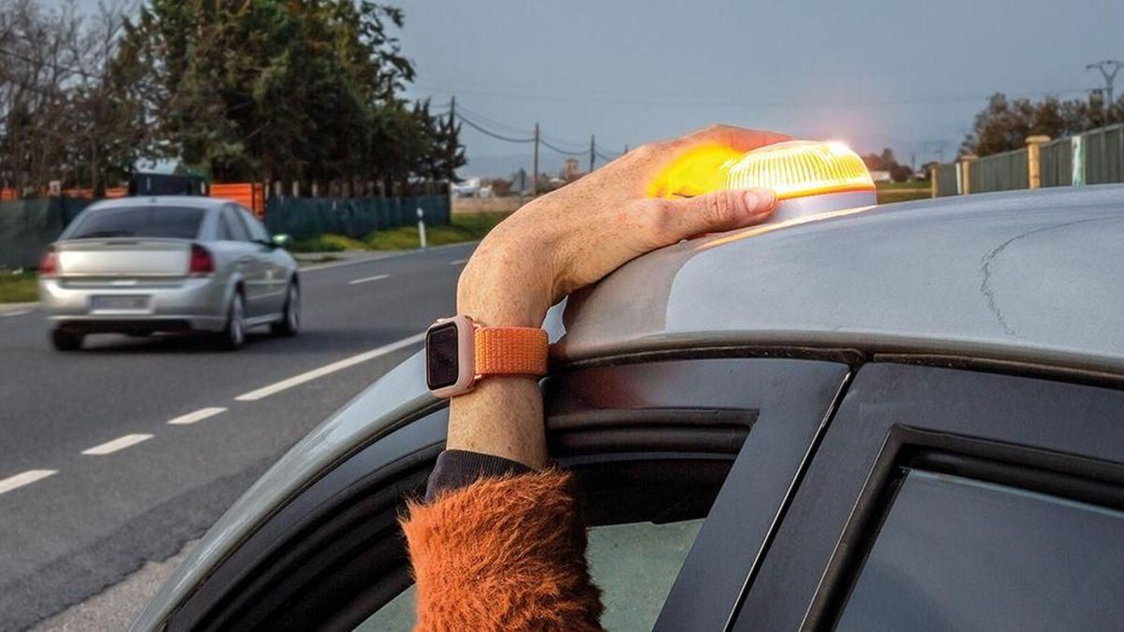 La V-16 está conectada a la plataforma DGT 3.0 para avisar a los conductores de la ubicación de tu vehículo en caso de emergencia