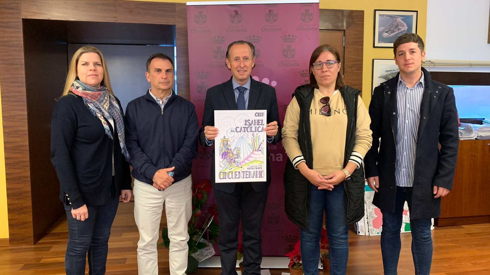 El alcalde, José María Román, recibe a los representantes del colegio.