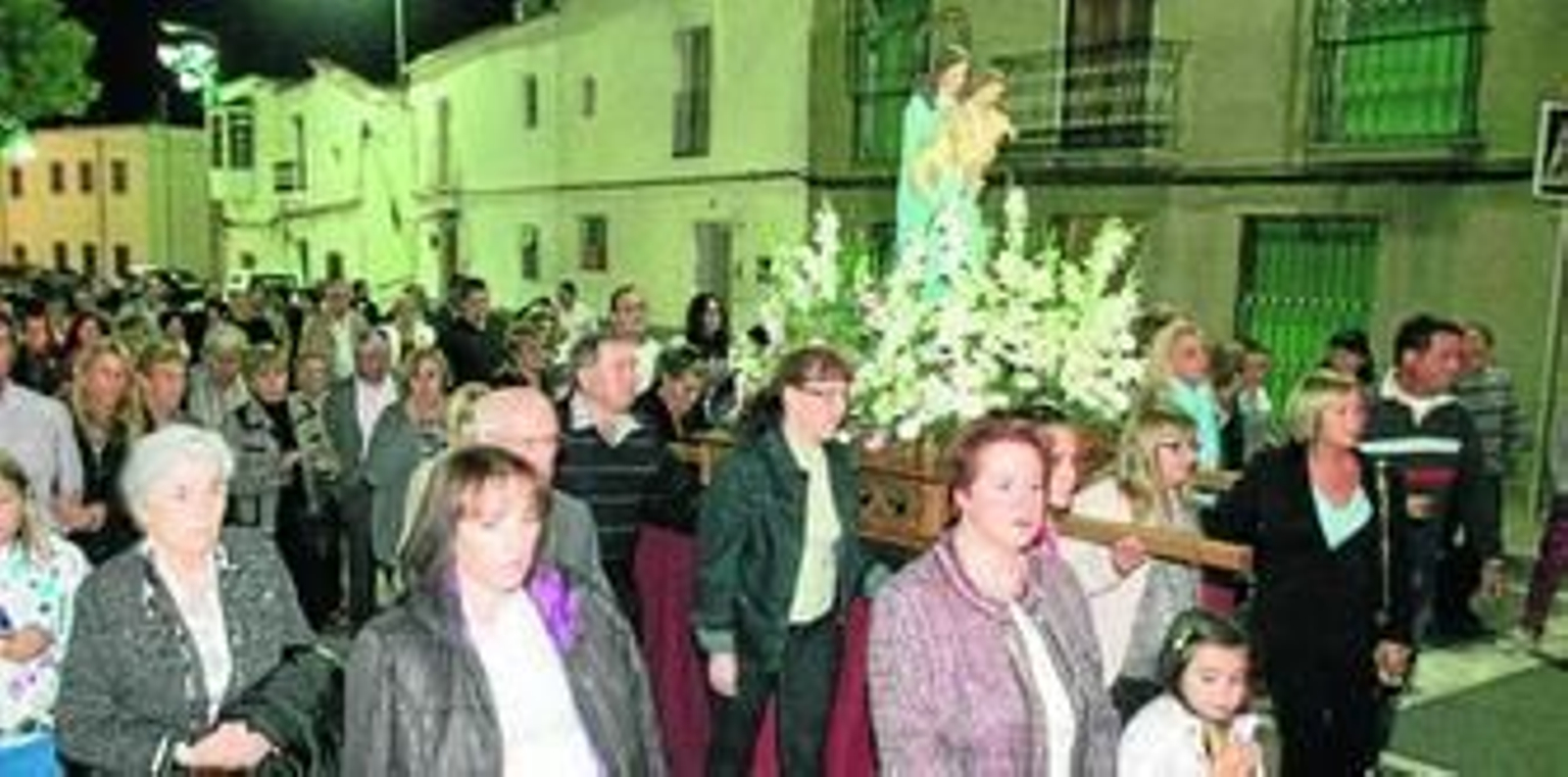 Multitud de fieles y feligreses acompañaron a Santa Teresa de Jesús y la Virgen de los Remedios por las calles de Doña María. Multitud de fieles y feligreses acompañaron a Santa Teresa de Jesús y la Virgen de los Remedios por las calles de Doña María.