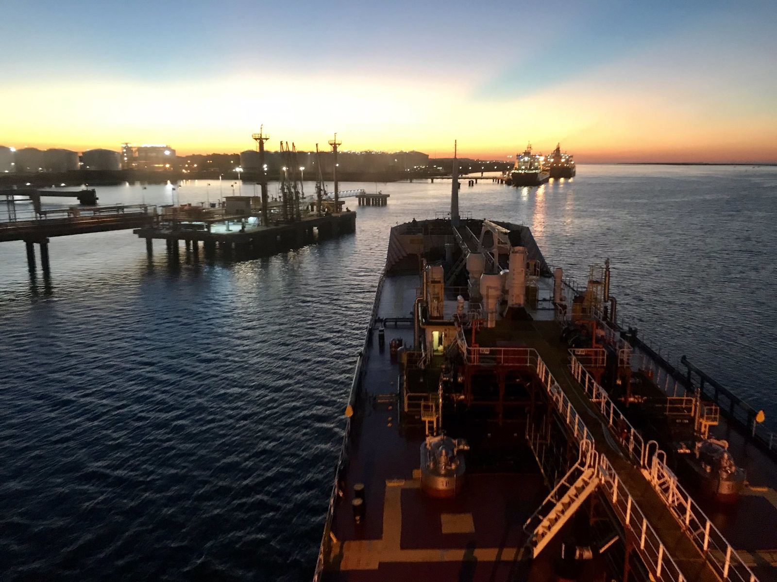 Imagen de un buque en el pantalán Reina Sofía del Puerto de Huelva.