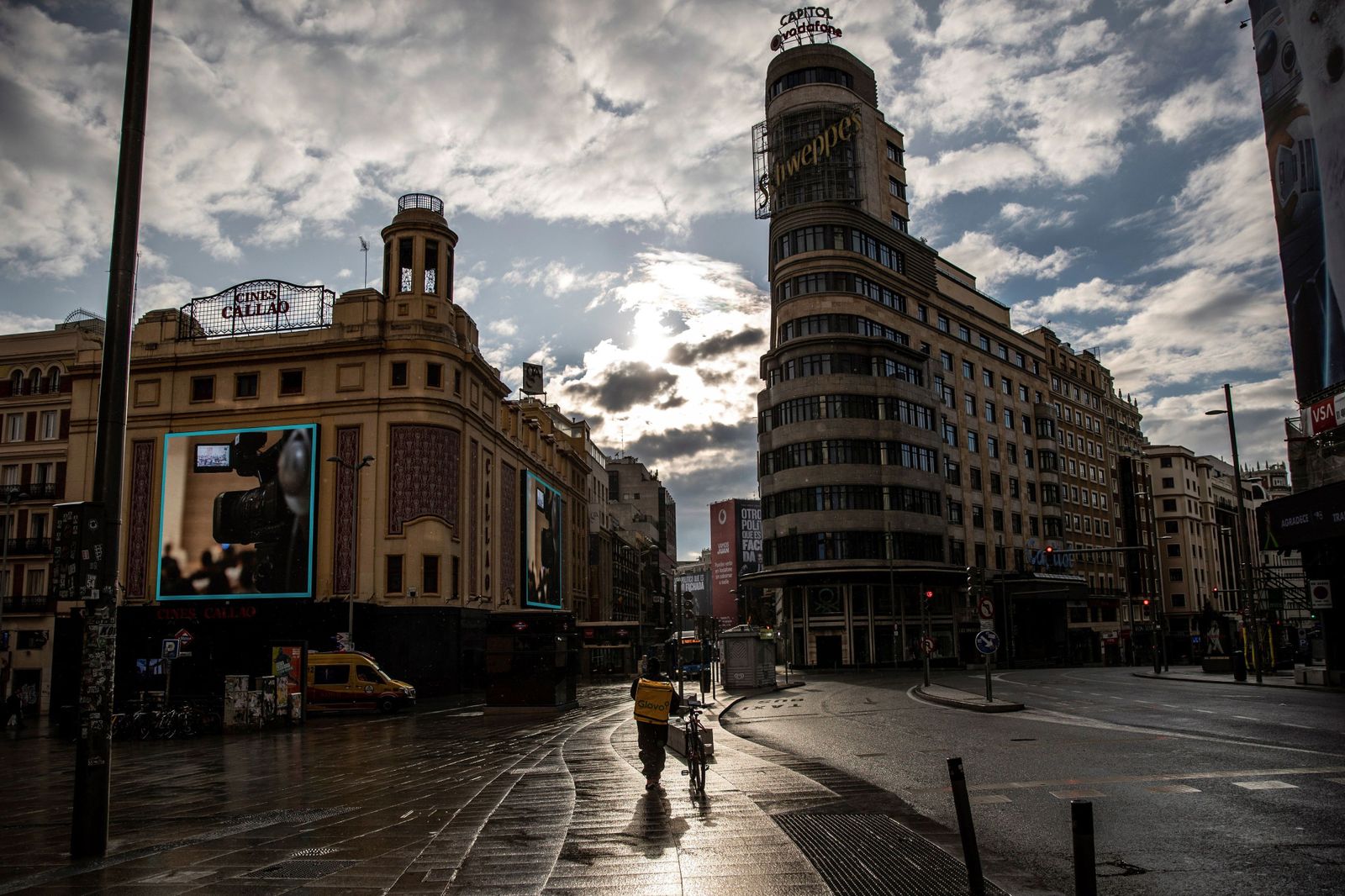 Un repartidor transita entre la plaza de Callao y Gran Vía en Madrid.