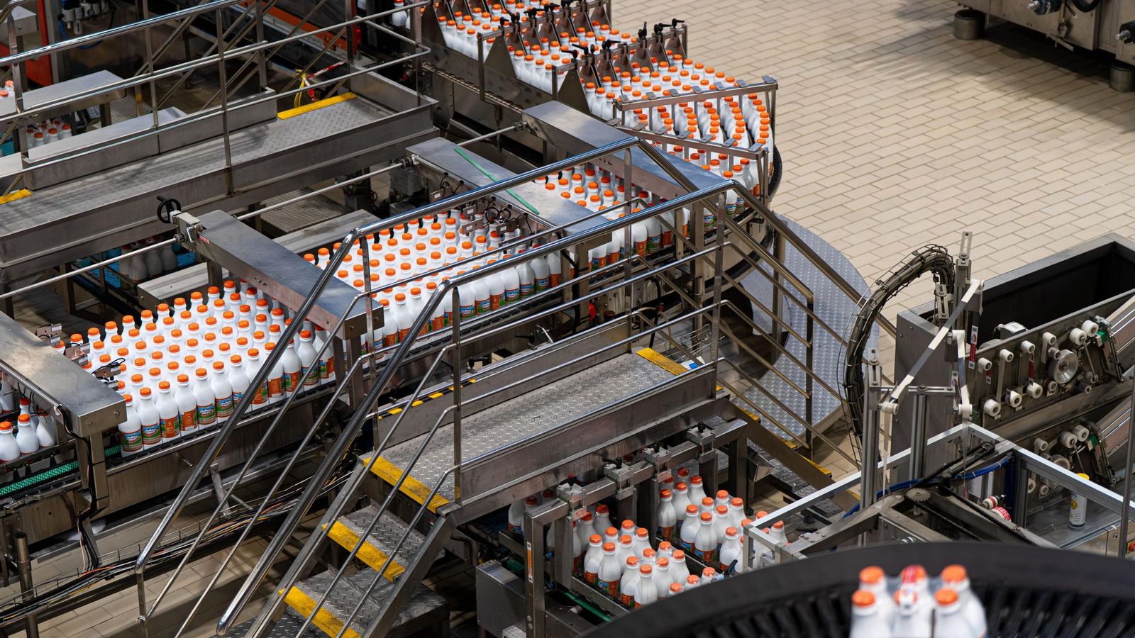 Aspecto del interior de una planta de una fábrica lechera durante el proceso de envasado de la leche en briks.