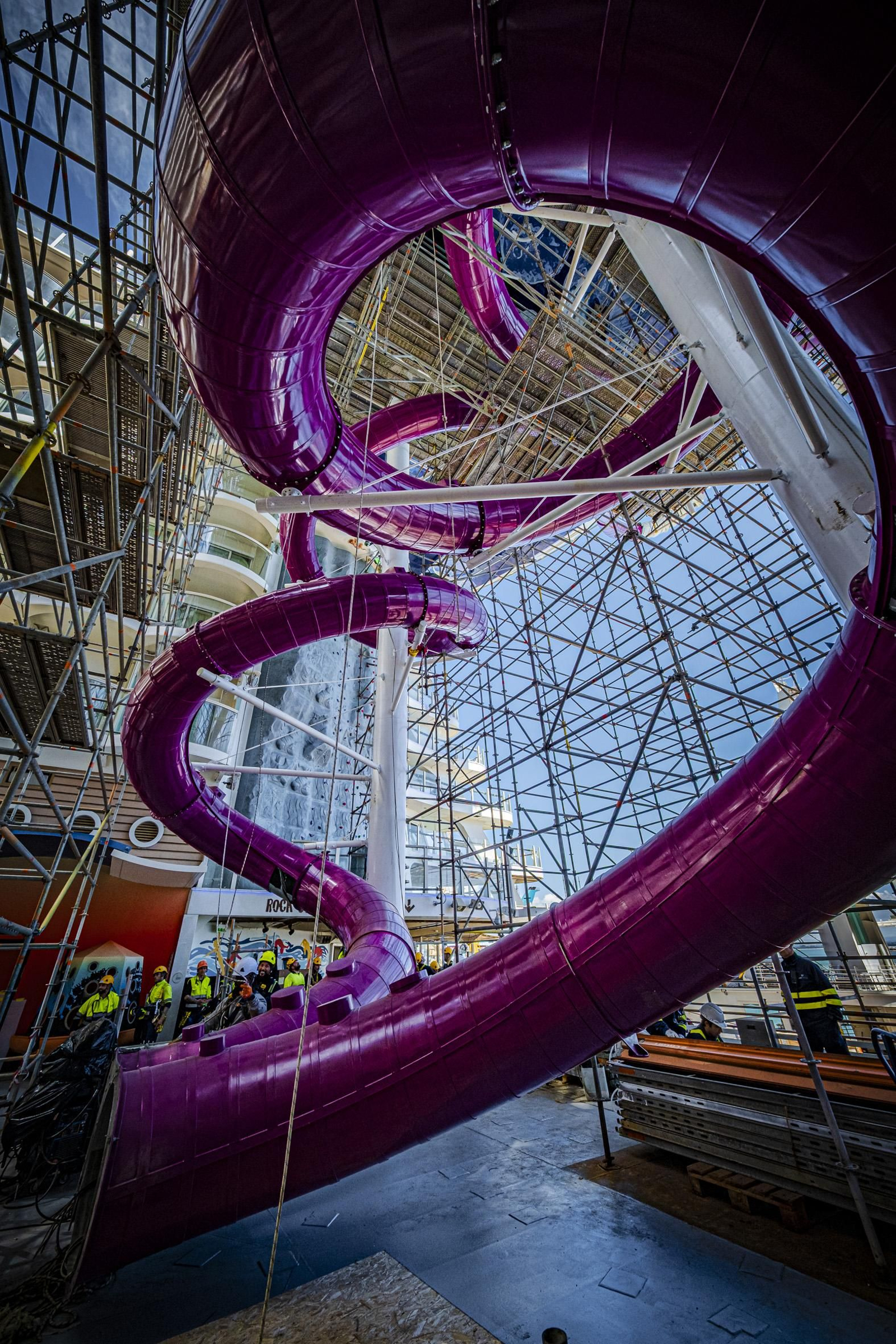 Las imágenes del interior del crucero 'Allure of the Seas' que se encuentra reparando en navantia Cádiz