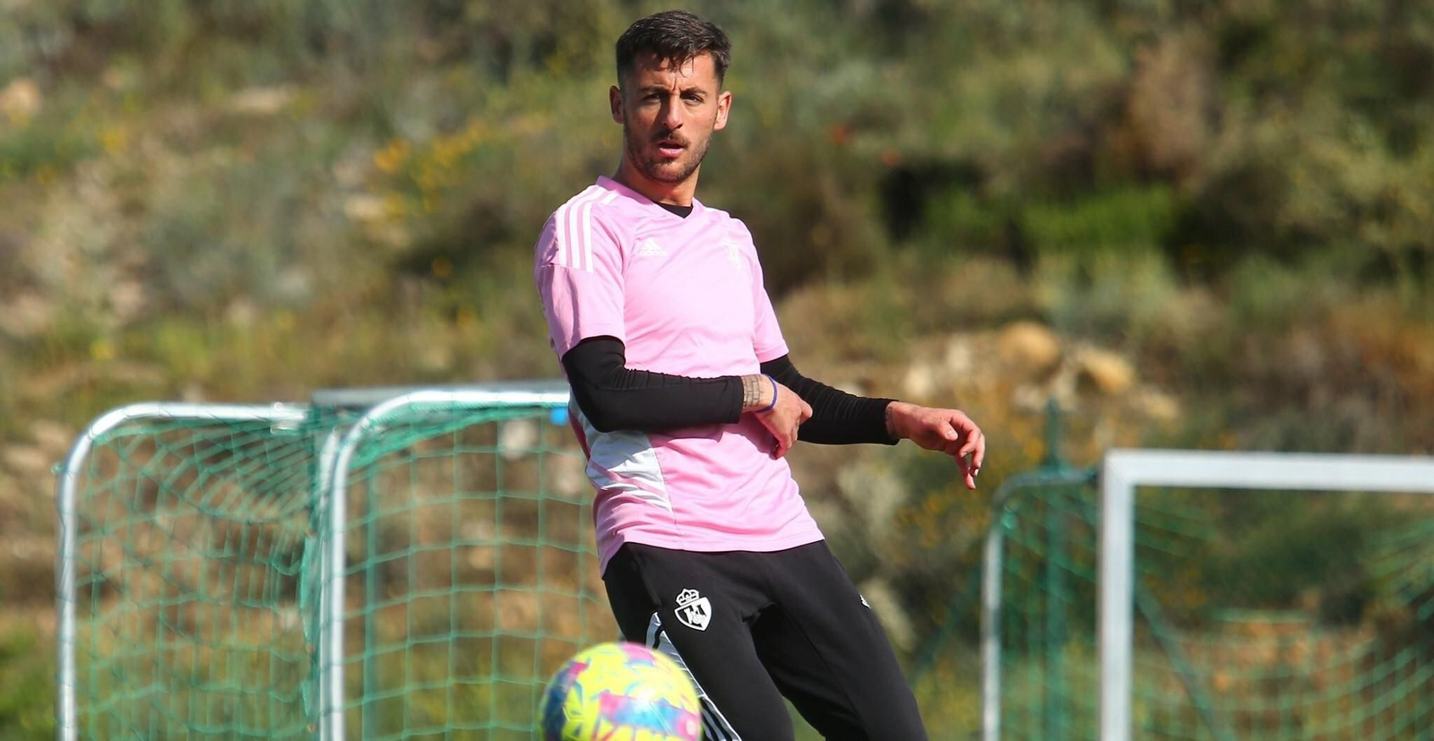 Adri Castellano golpea el balón en un entrenamiento de la Ponferradina.