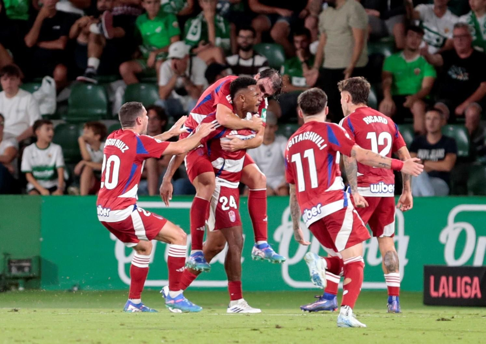 Loic Williams es felicitado por sus compañeros tras su gol