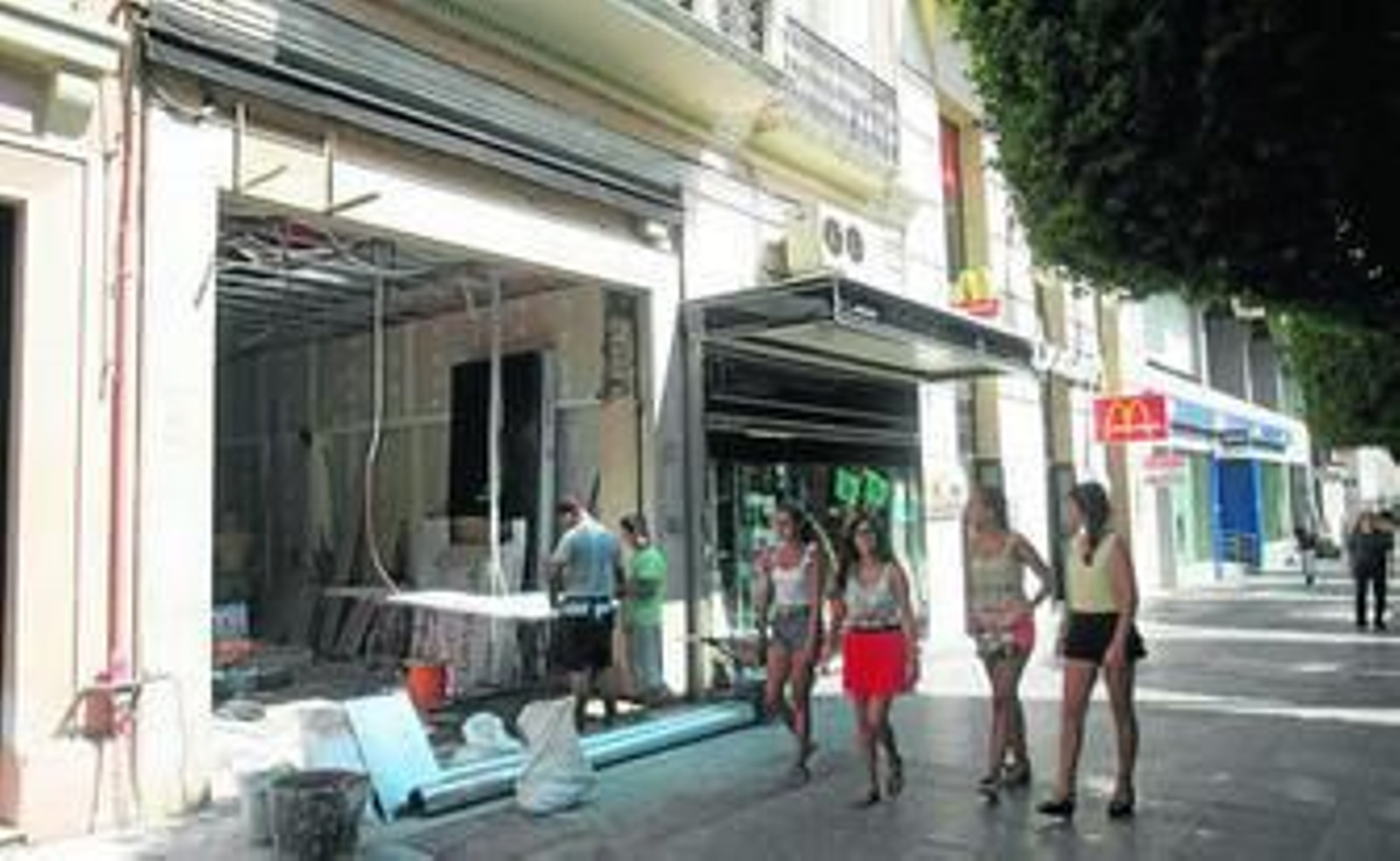 El local, que está en obras para la próxima apertura de Calzedonia, se localiza en la principal calle comercial, el Paseo.
