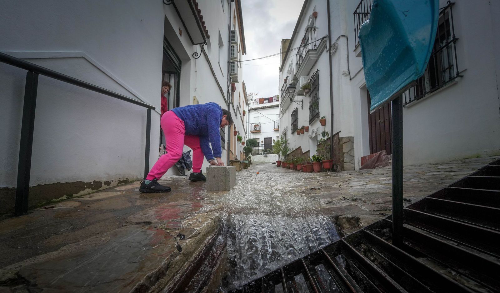 Imágenes de los torrentes de agua por las calles de Ubrique