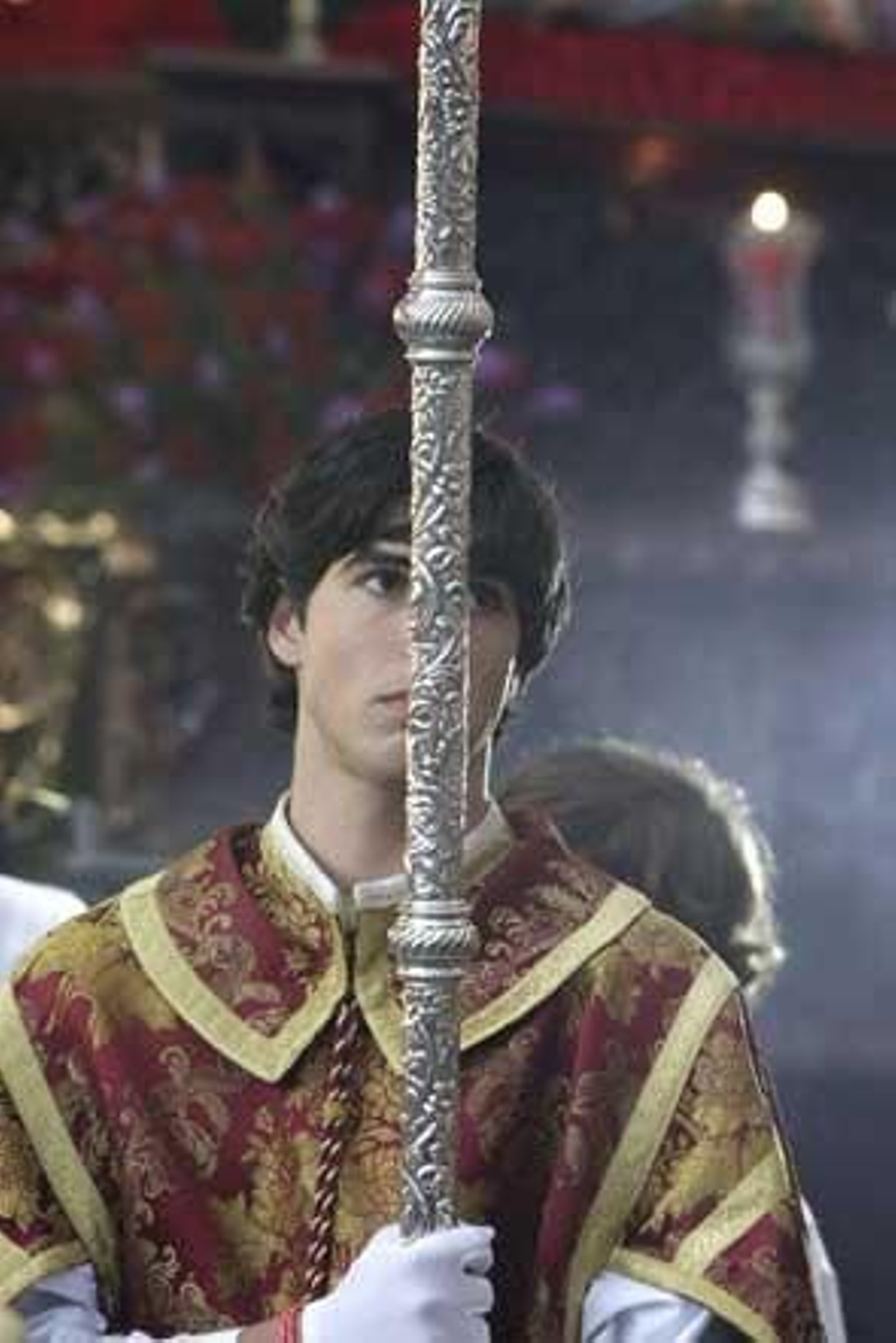 Joven ataviado con dalmática portando un cirial

Foto: J.M.Q./Shus Teran/Erasmo Fenoy/Paco Guerrero