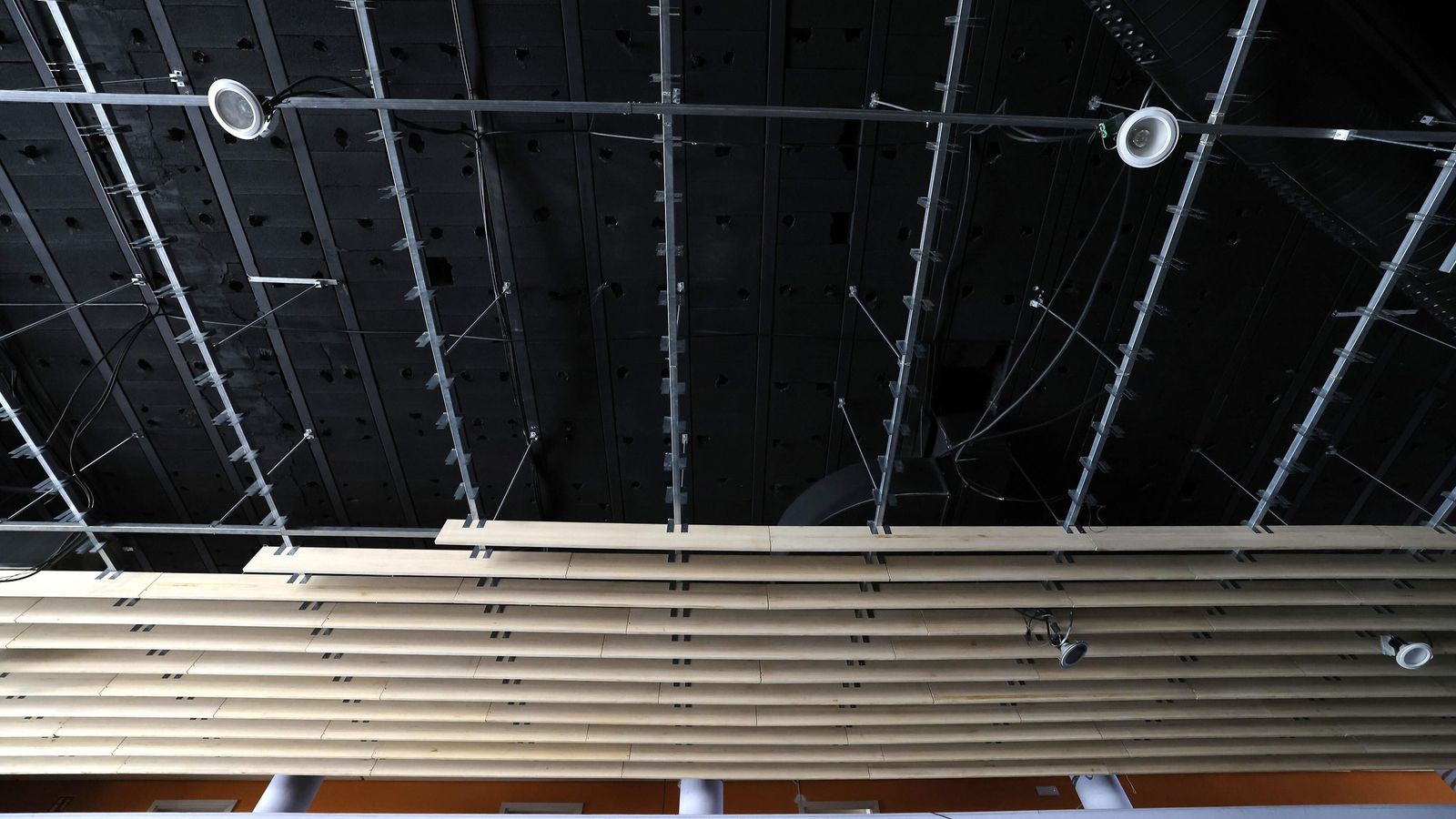 Primer plano de las lamas de madera del techo del vestíbulo.