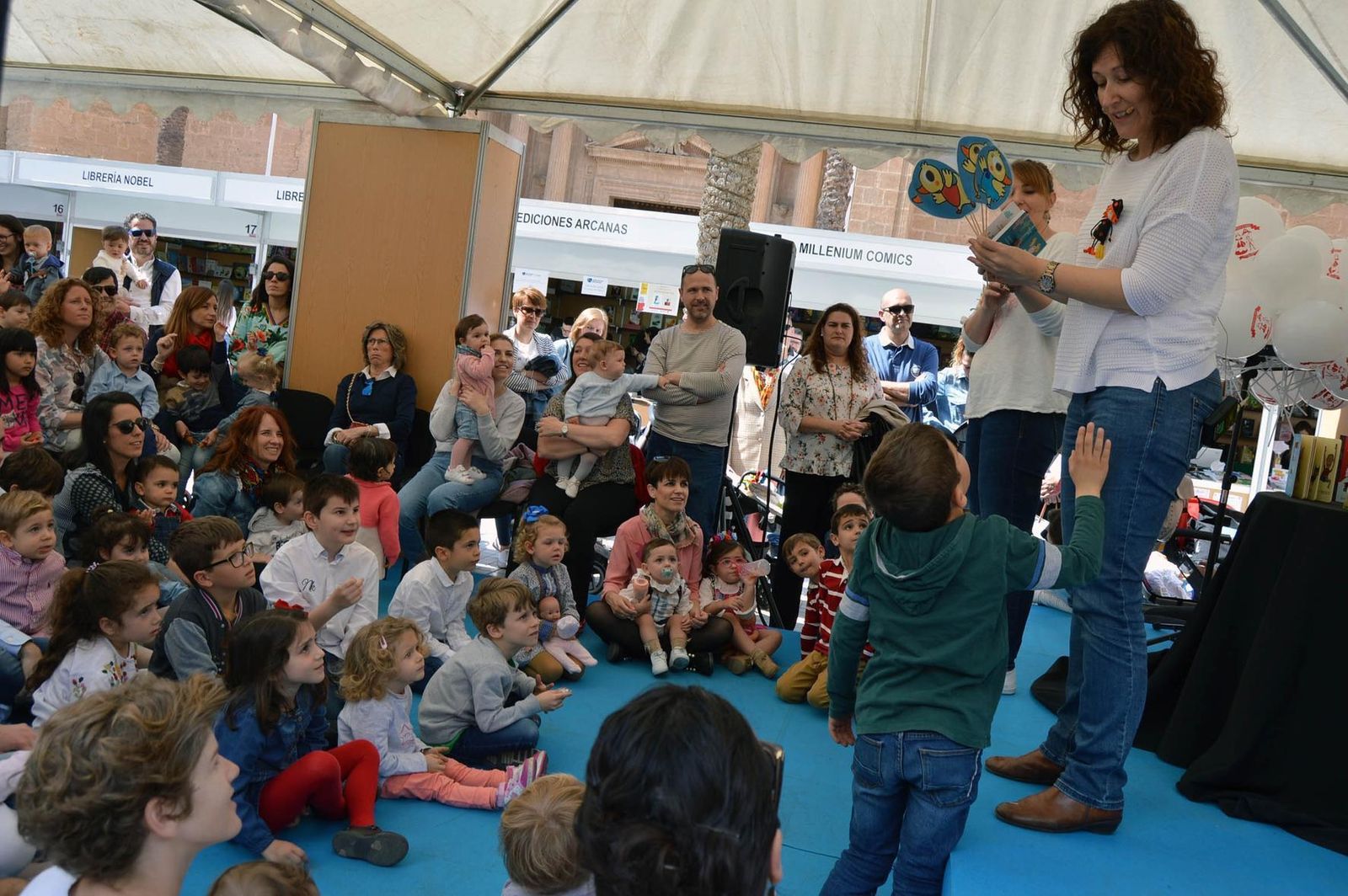 Blue Jeans con un grupo de lectoras en la Plaza de la Catedral de Almería.