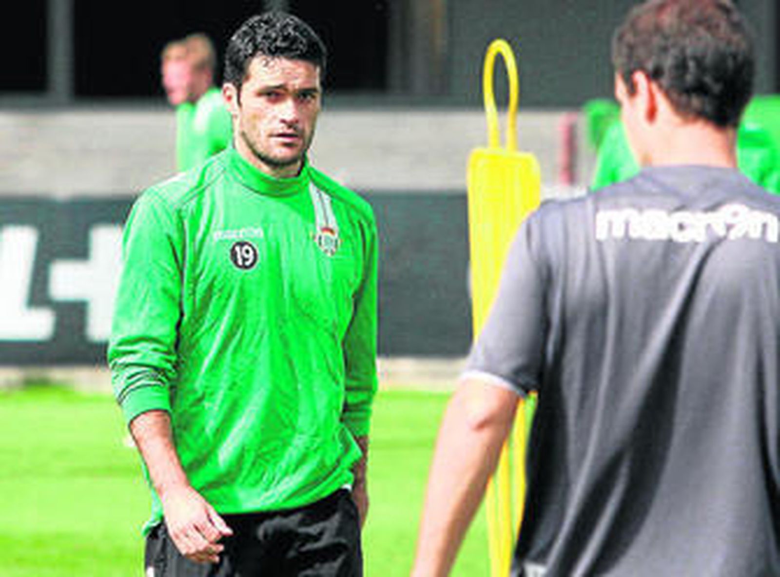 Jorge Molina, con rostro seruio, en el descanso entre dos ejercicios.