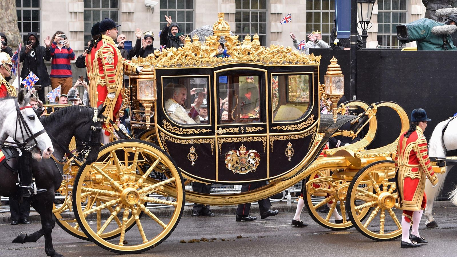 Carlos III saluda desde su carroza camino a Westminster
