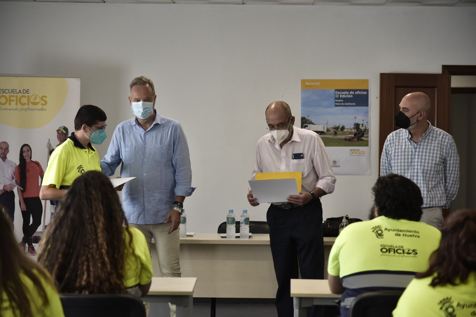 Uno de los alumnos que ha terminado su formación recibiendo el diploma