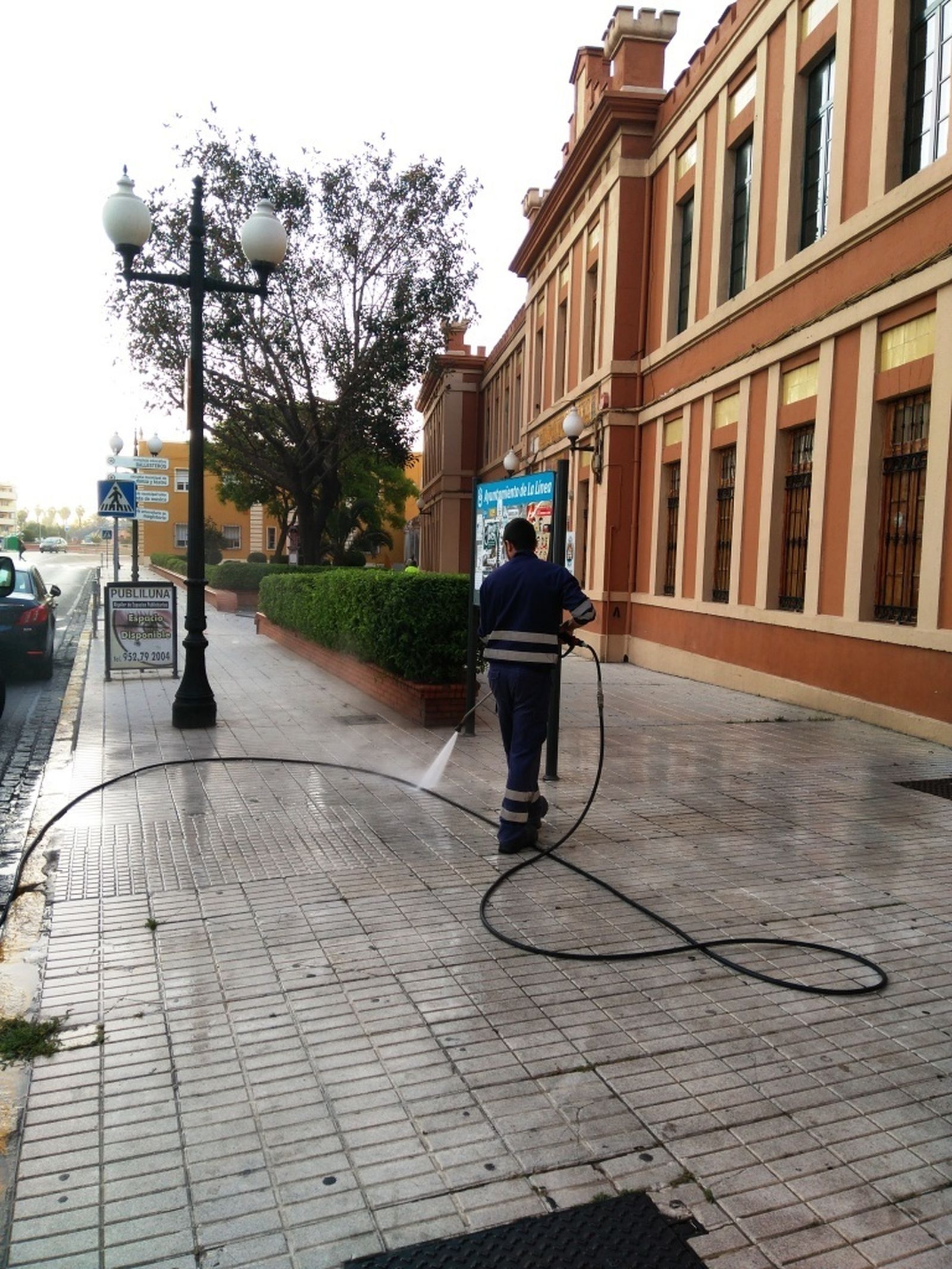 Un operario de limpieza.