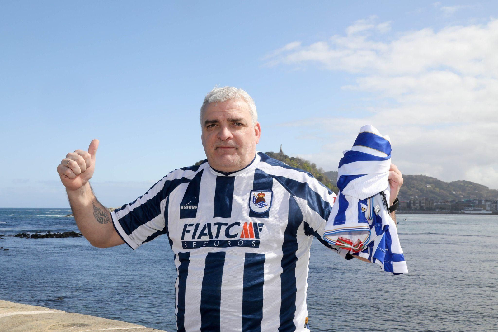 El ex futbolista Javier de Pedro, con la camiseta de la Real Sociedad.