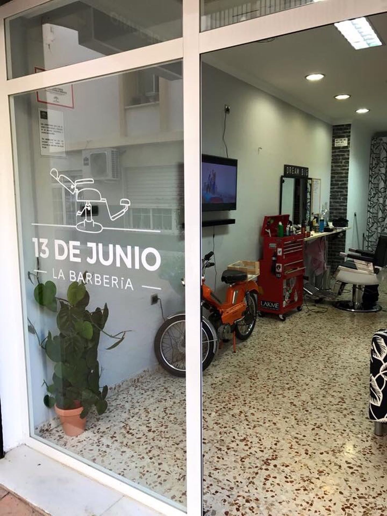 La entrada de 13 de Junio, La Barbería. (No, no puedes aparcar tu vespilla dentro).