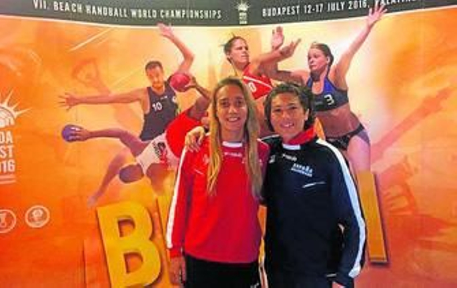 Andrea Sánchez y Noelia Fornell posan junto al cartel del Mundial.