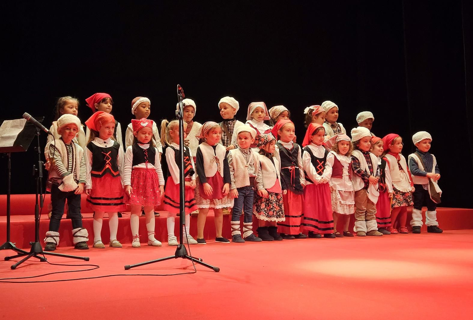 Uno de los coros infantiles que participó en el concurso de villancicos.