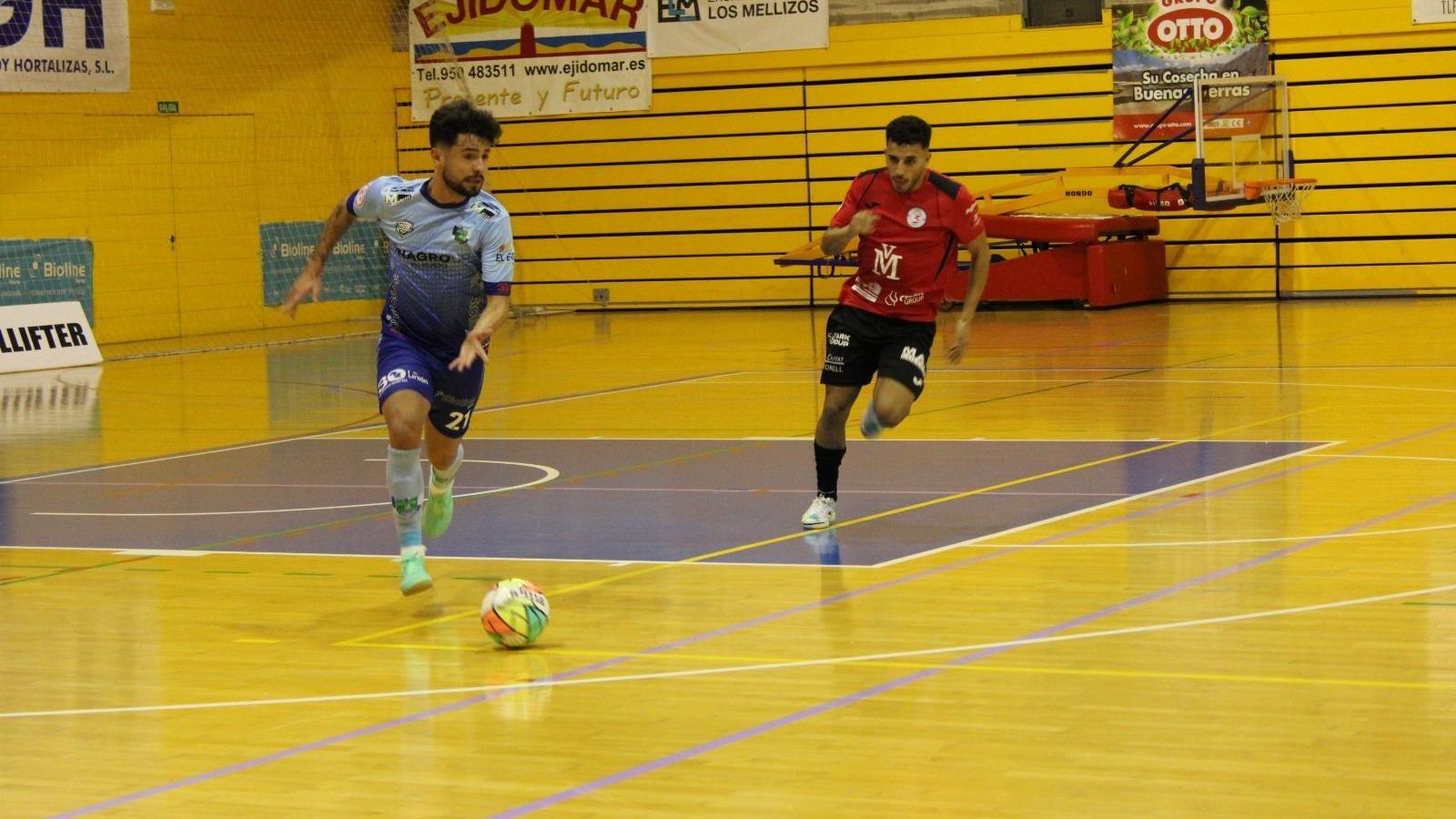 Beto en plena conducción de balón en el encuentro contra Sala 5 Martorell