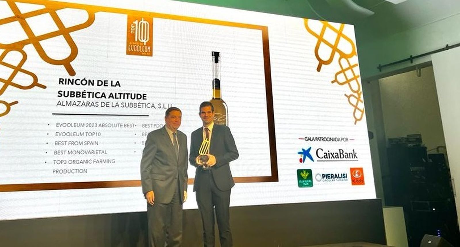 El ministro de Agricultura, Luis Planas, entrega el premio.