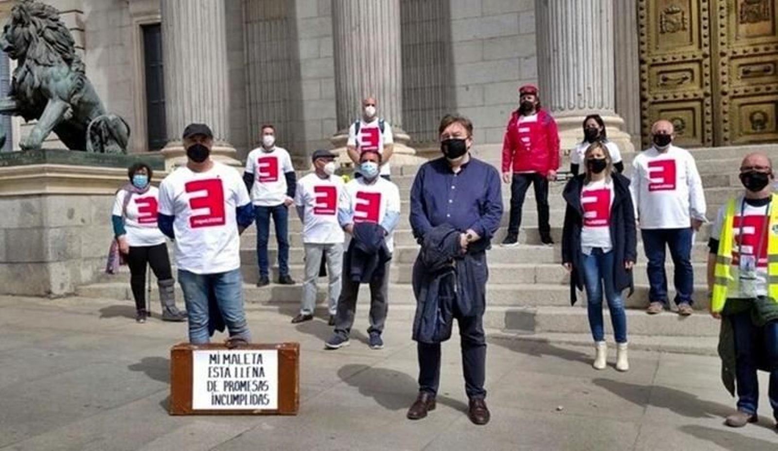 El diputado de Teruel Existe, Tomás Guitarte, y miembros de la Revuelta de la España Vaciada en el Congreso de los Diputados.
