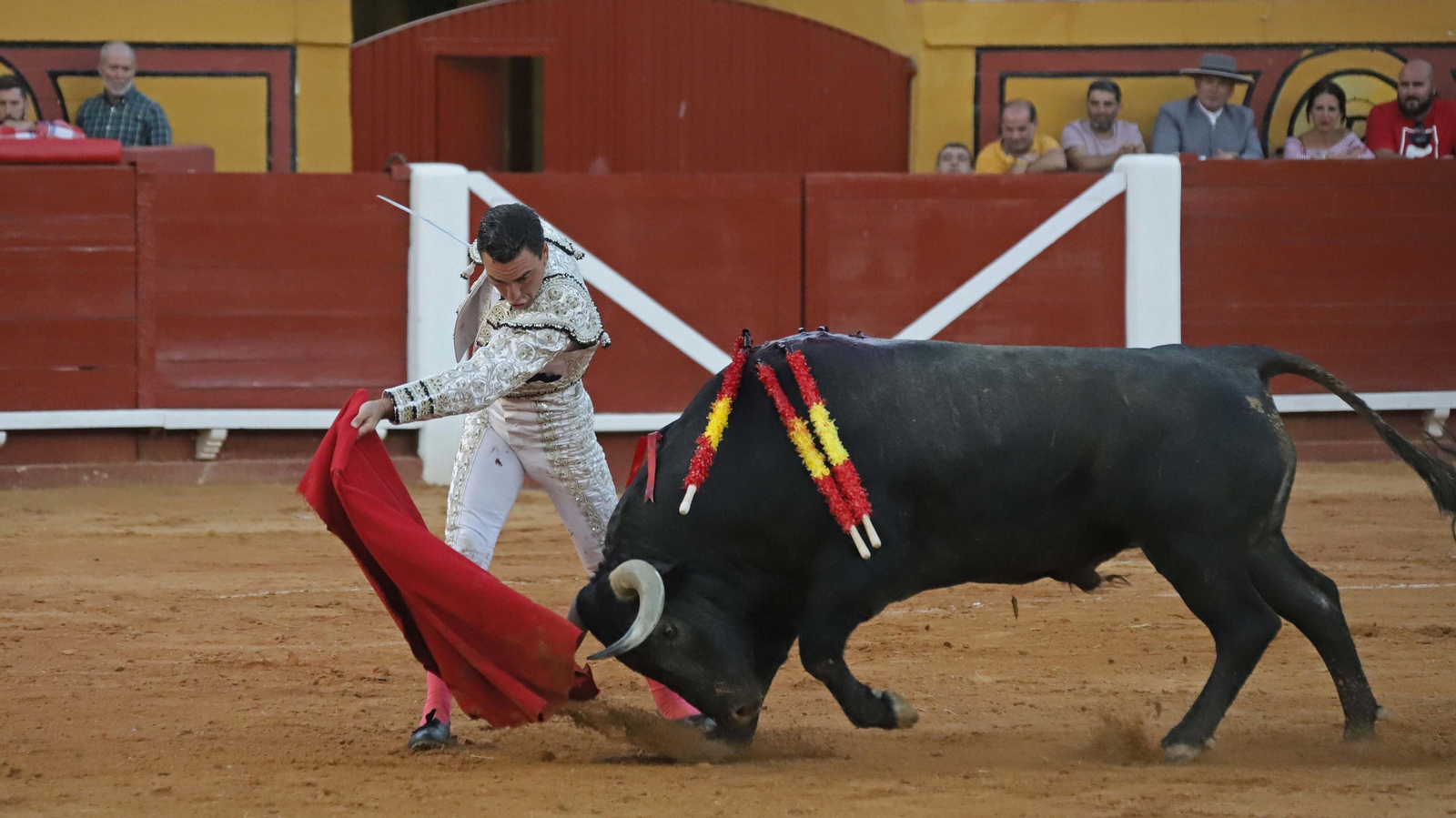 Fotos de la corrida del sábado de la Feria Taurina de Algeciras: Ferrera, Chacón y López Simón