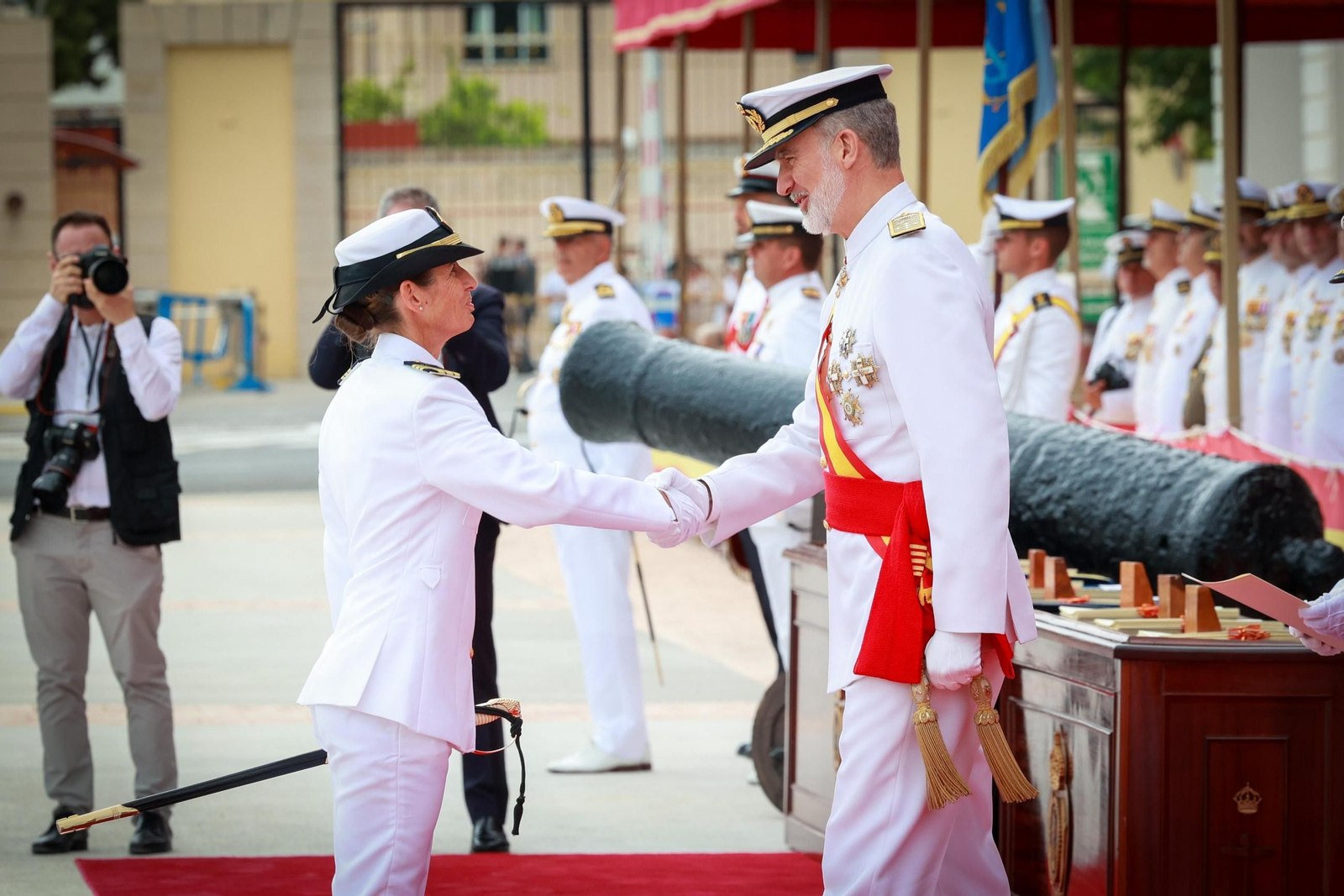 Las imágenes de la entrega de despachos a los nuevos suboficiales de la Armada que ha presidido el Rey en San Fernando