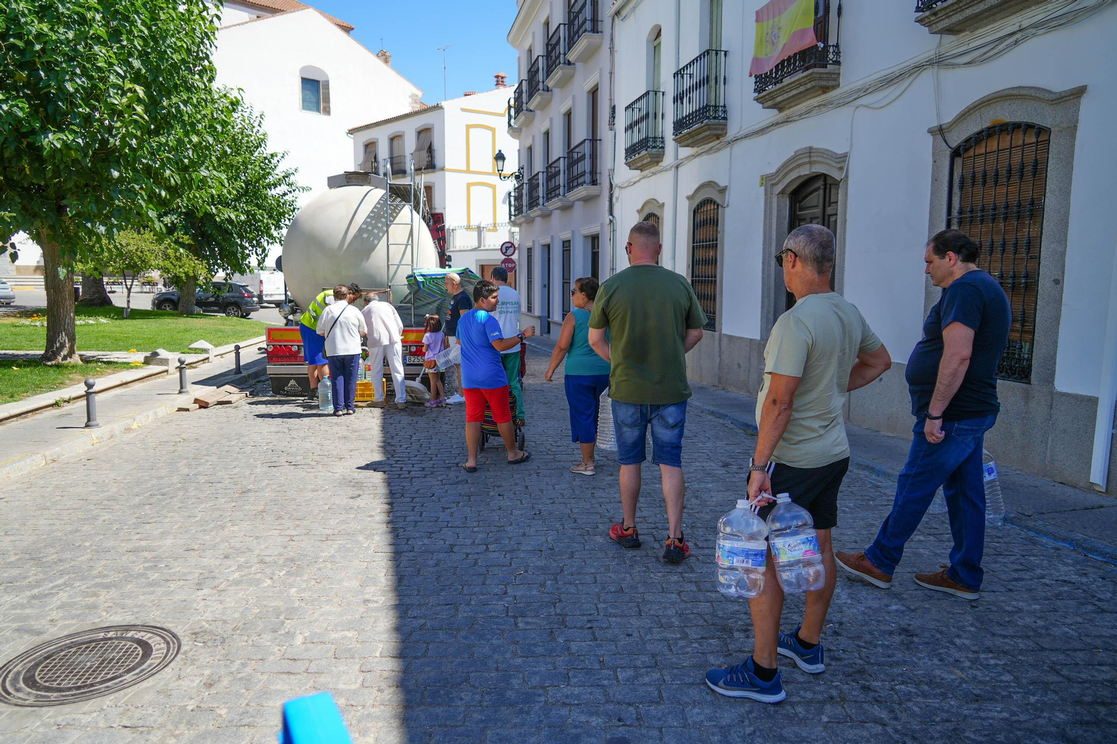 Colas en el reparto de agua potable en Los Pedroches, en imágenes
