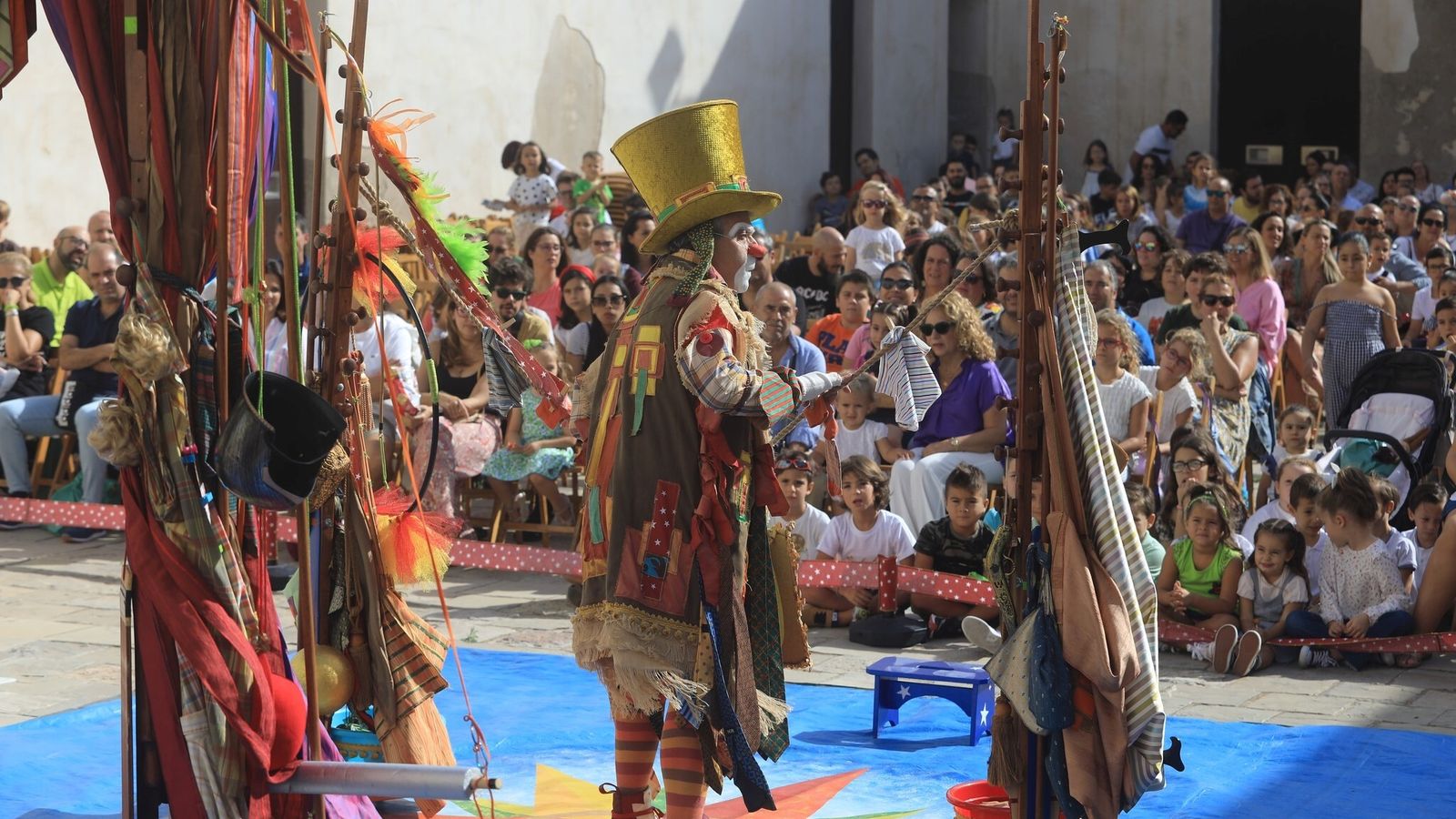 Representación del espectáculo infantil 'La Feria' en el patio del Castillo San Romualdo.