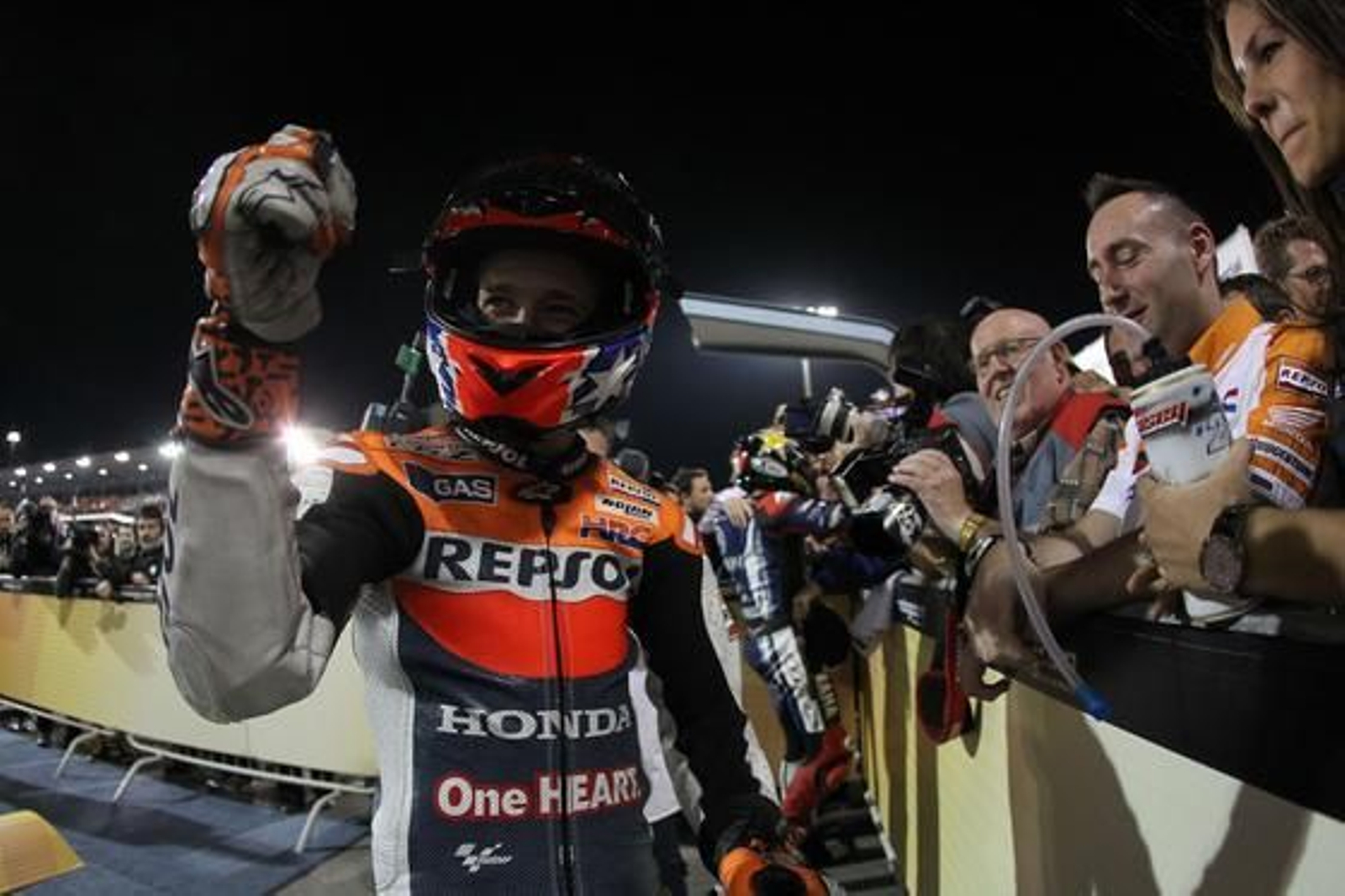 Casey Stoner celebra su victoria en Qatar.

Foto: AFP Photo