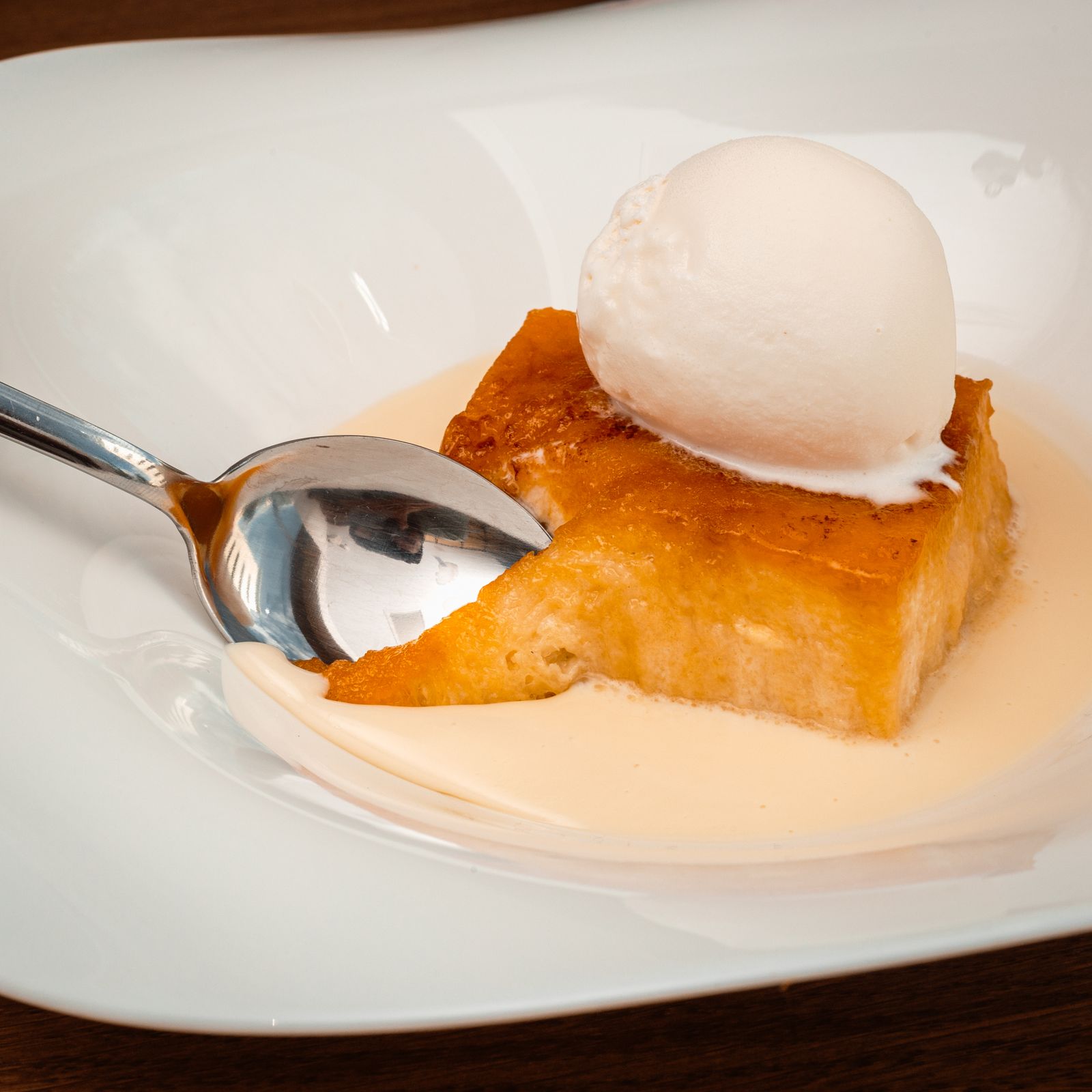 Torrija de pan brioche caramelizada