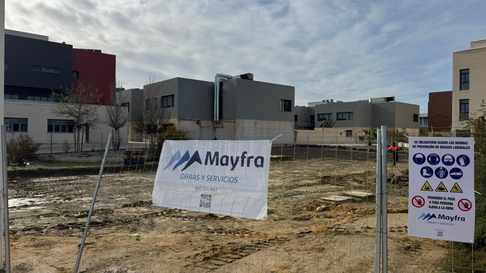 Una máquina ya trabaja en el solar que ha sido vallado por la empresa adjudicataria del proyecto