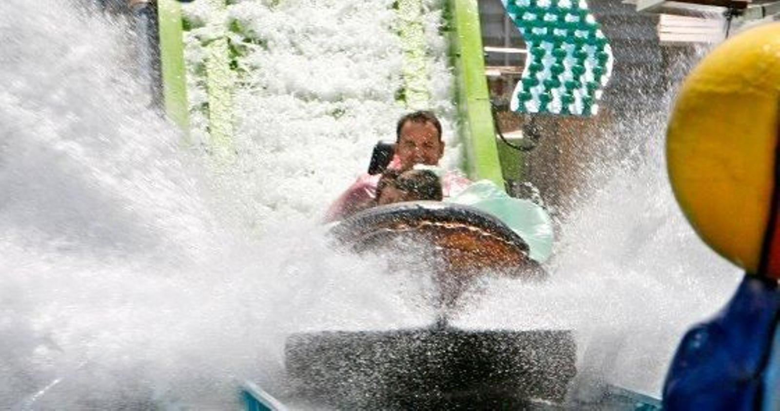 Un padre y sus hijos disfrutan de una atracción que ya es un clásico: las ‘Cataratas’.

Foto: Pascual
