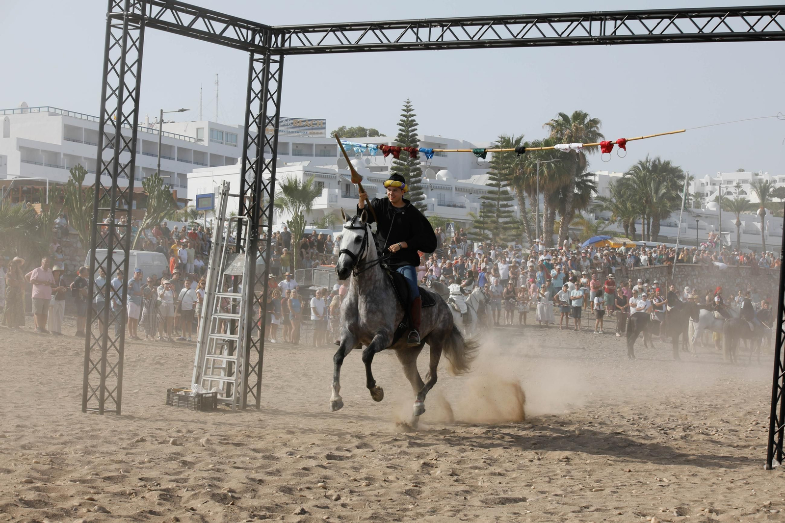 La carrera de cintas y la exhibición de caballos de los Moros y Cristianos de Mojácar, en imágenes