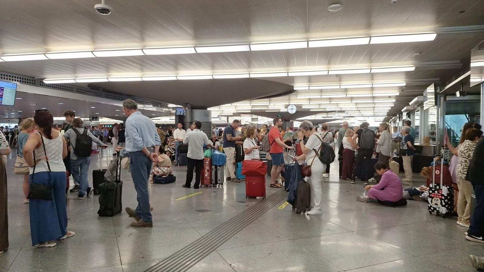La estación de Atocha este martes, con pasajeros esperando el tren a Cádiz.