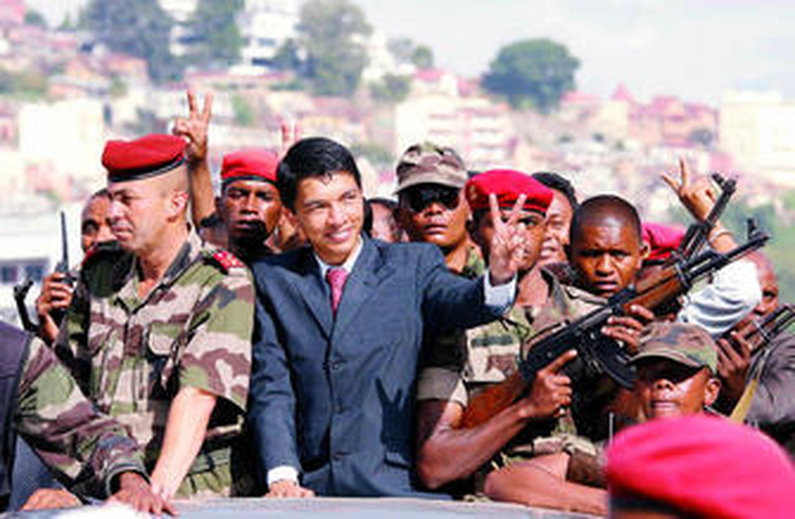 El líder opositor, Andry Rajoelina, saluda a sus seguidores tras proclamarse jefe de una "alta autoridad de transición".