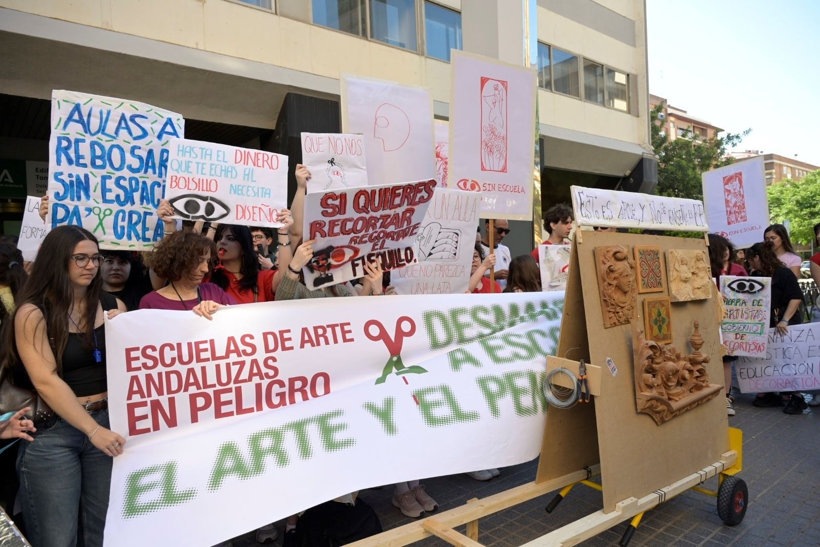 La protesta de la comunidad educativa de la Escuela de Arte y Superior ...