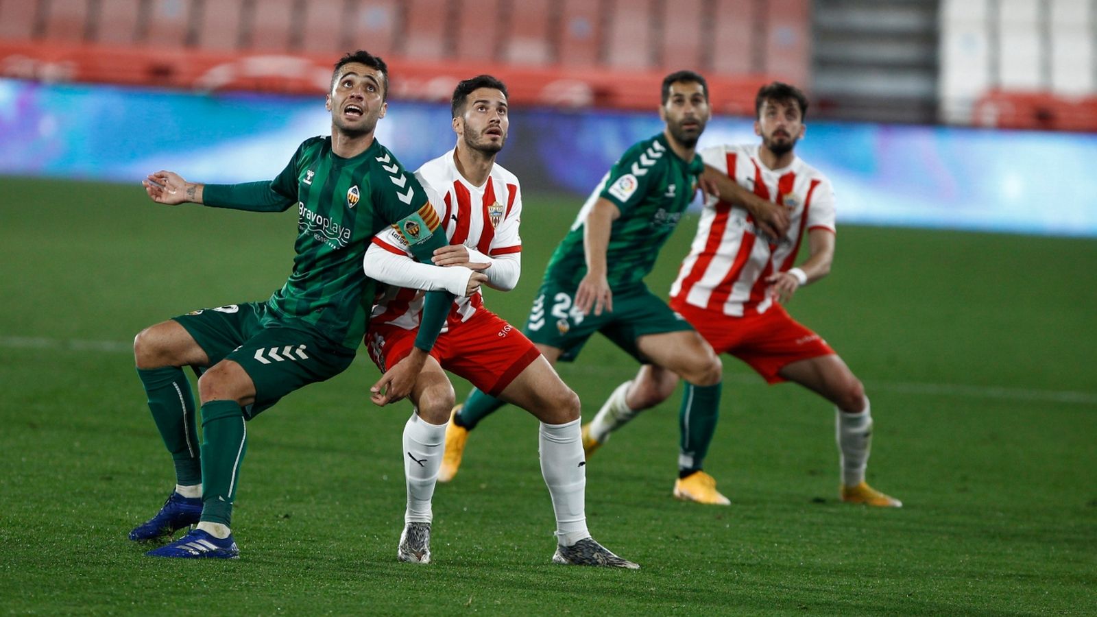 Cubillas y Lazo pugnan por un balón aéreo en el último encuentro entre ambos equipos.