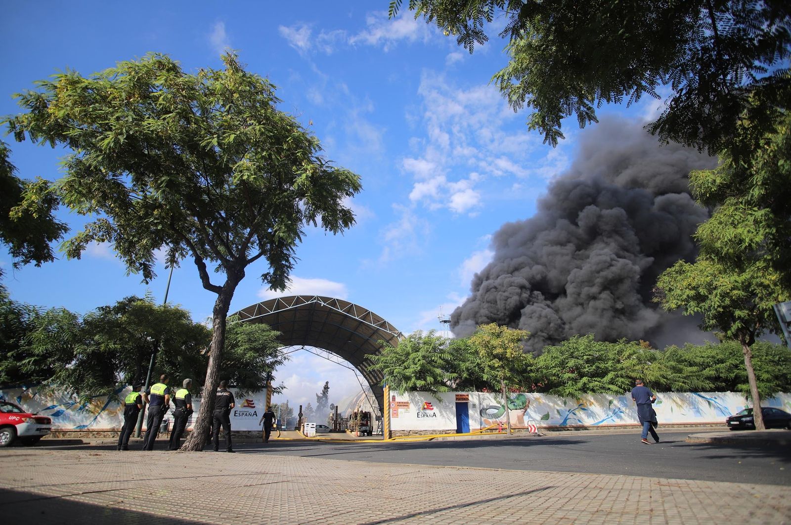 Imágenes del incendio en las instalaciones de Hierros España