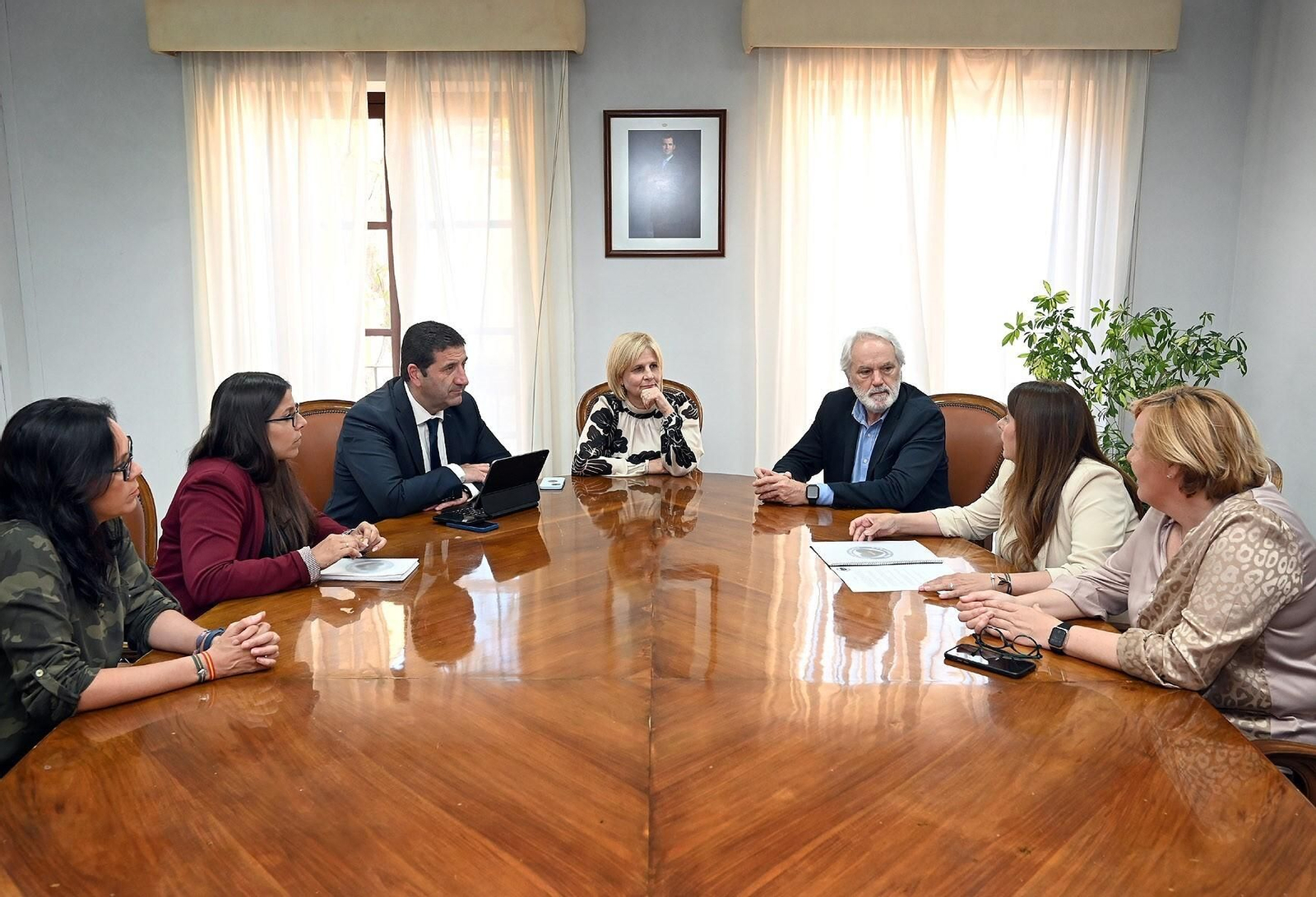 Una imagen de la reunión de la plataforma 'Nuestro Corazón por Bandera' con la alcaldesa en el Ayuntamiento Una imagen de la reunión de la plataforma 'Nuestro Corazón por Bandera' con la alcaldesa en el Ayuntamiento