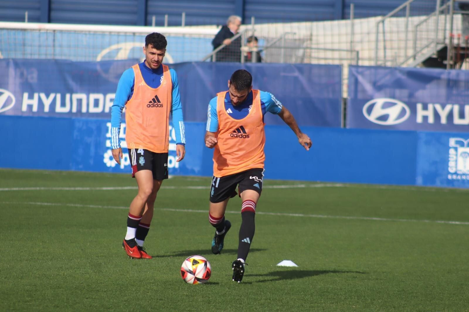 Antoñito y Rubén Serrano calientan antes del partido.