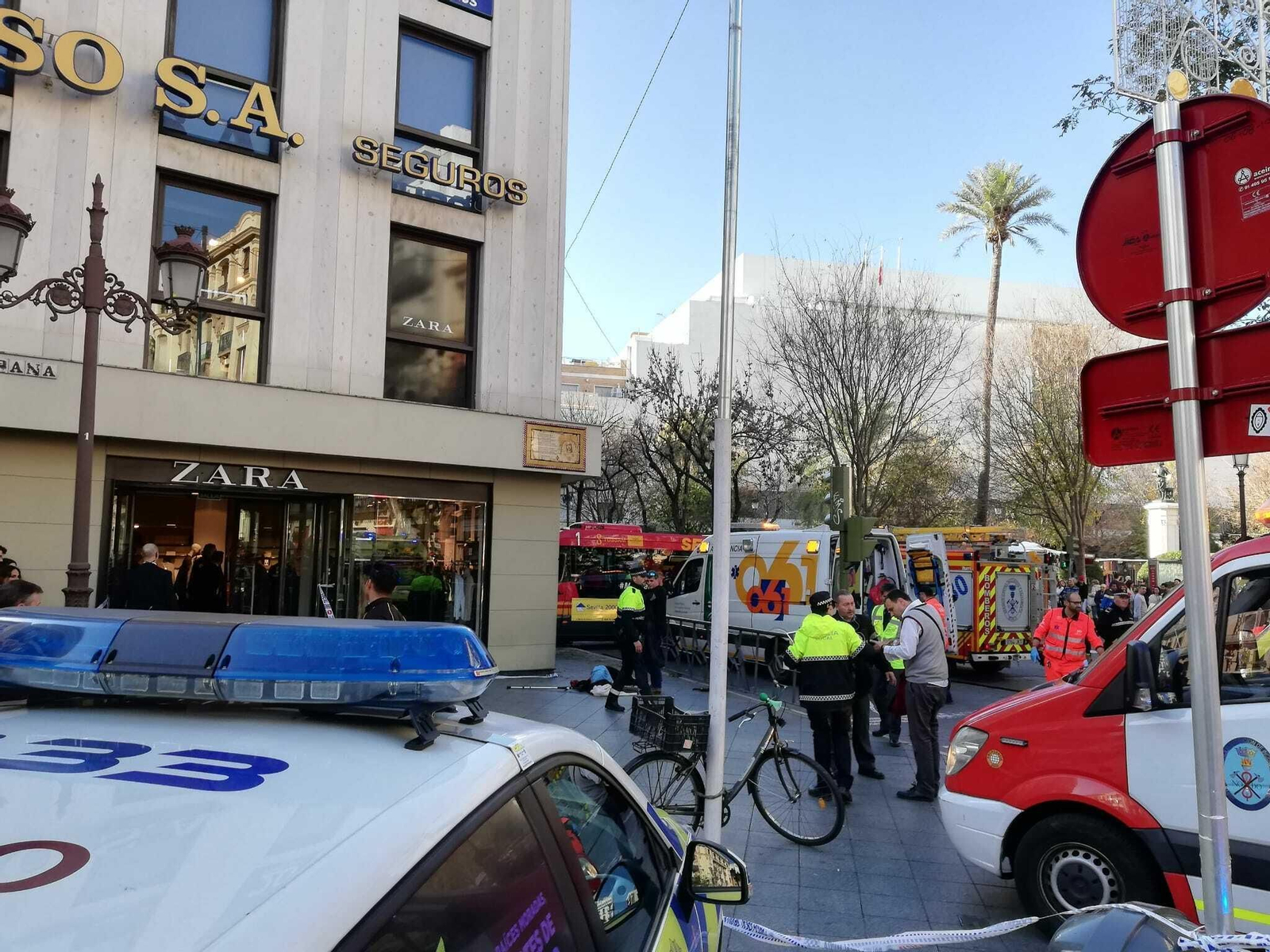 Imágenes del accidente de un microbús de Tussam en la Campana