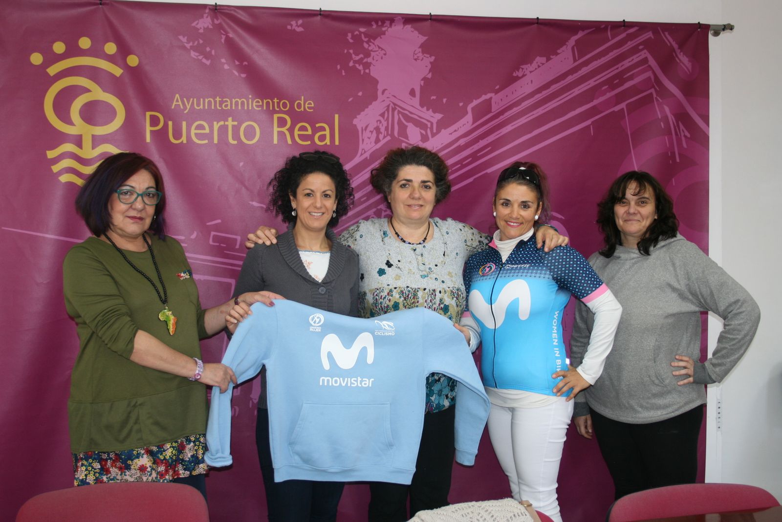 La concejala, Encarna Marín, junto a algunas de las participantes en el proyecto.