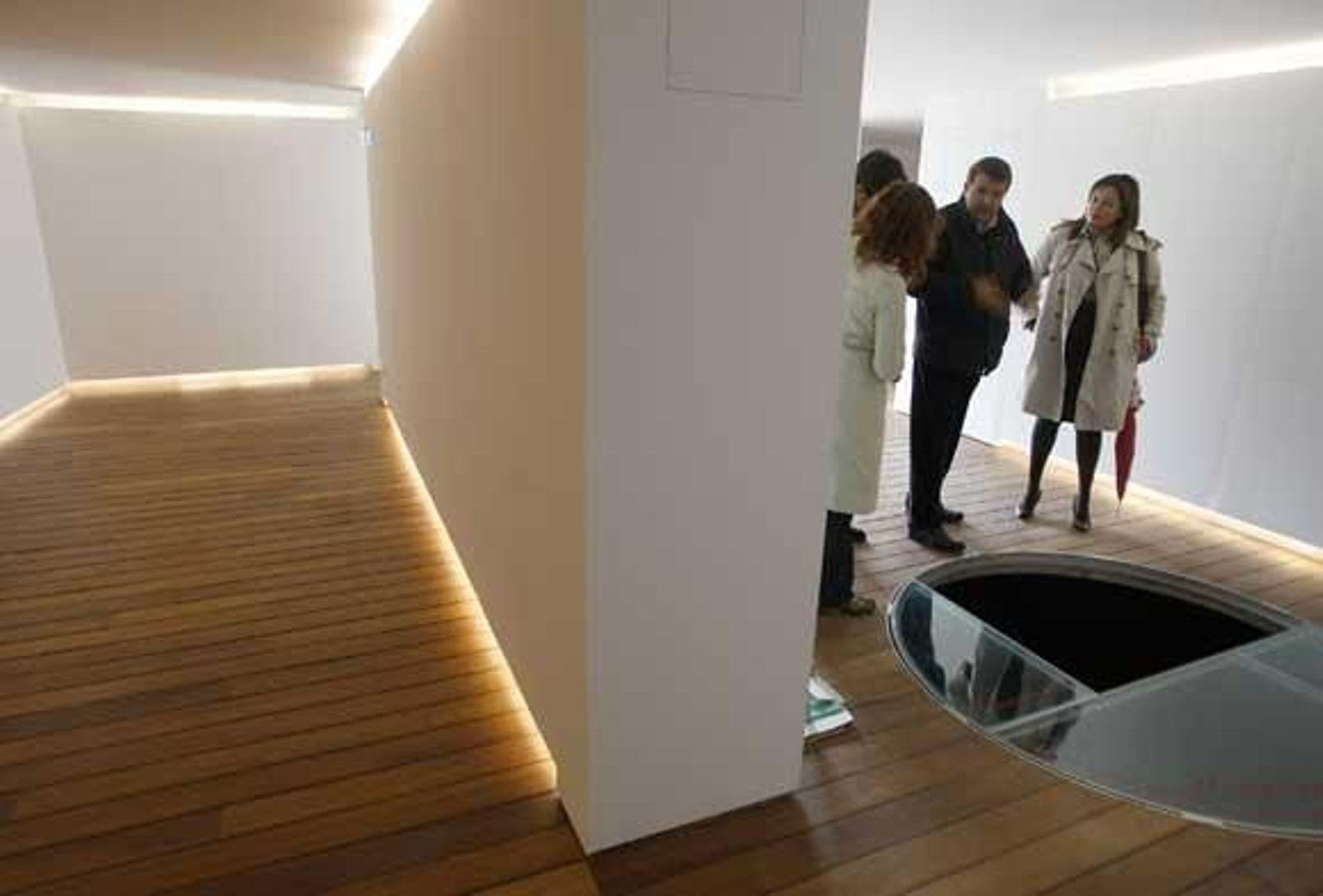 La delegada provincial de Vivienda, Silvia López(primera por la derecha) visitó las instalaciones del nuevo Centro de Interpretación

Foto: Jose Braza