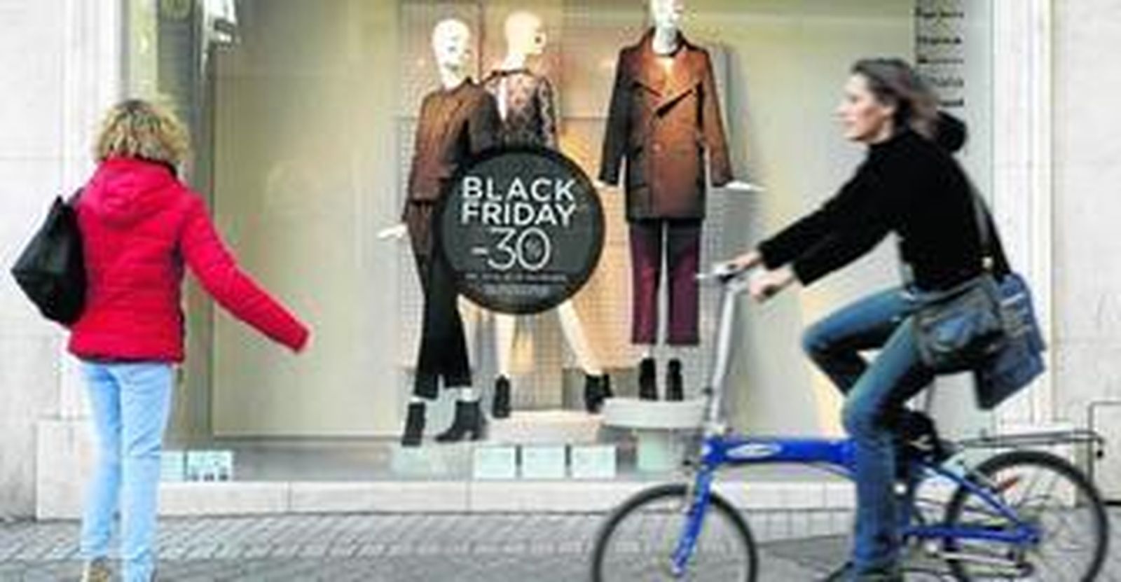 Un comercio del centro de Sevilla con un reclamo del reciente 'Black Friday'.